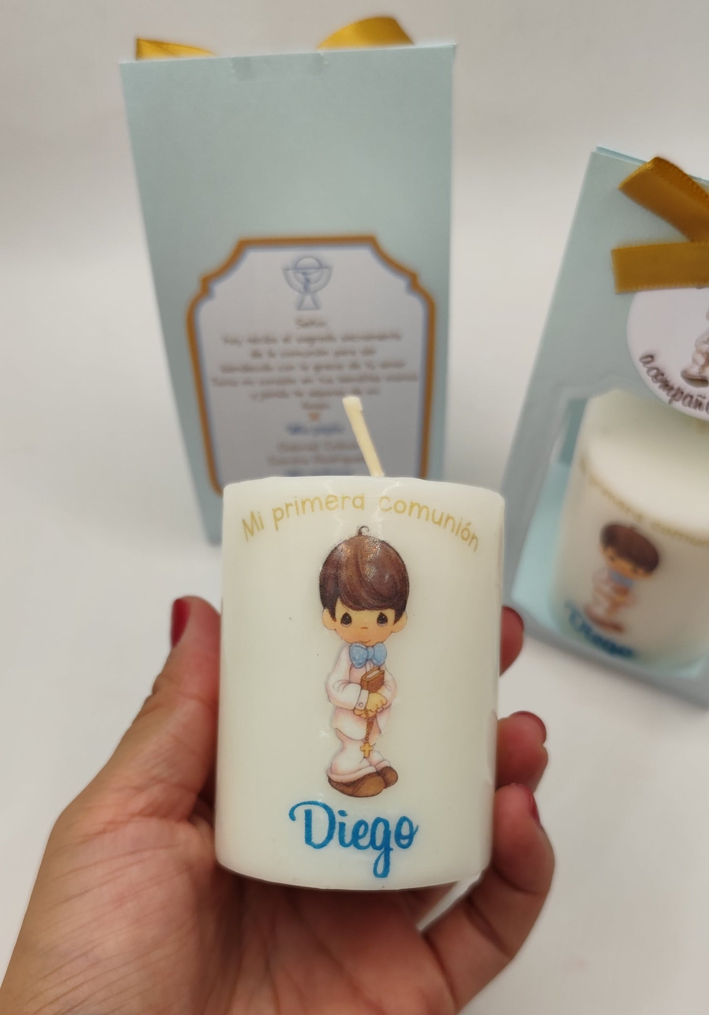 Vela con empaque de cartón. Diseño niño con moño azul