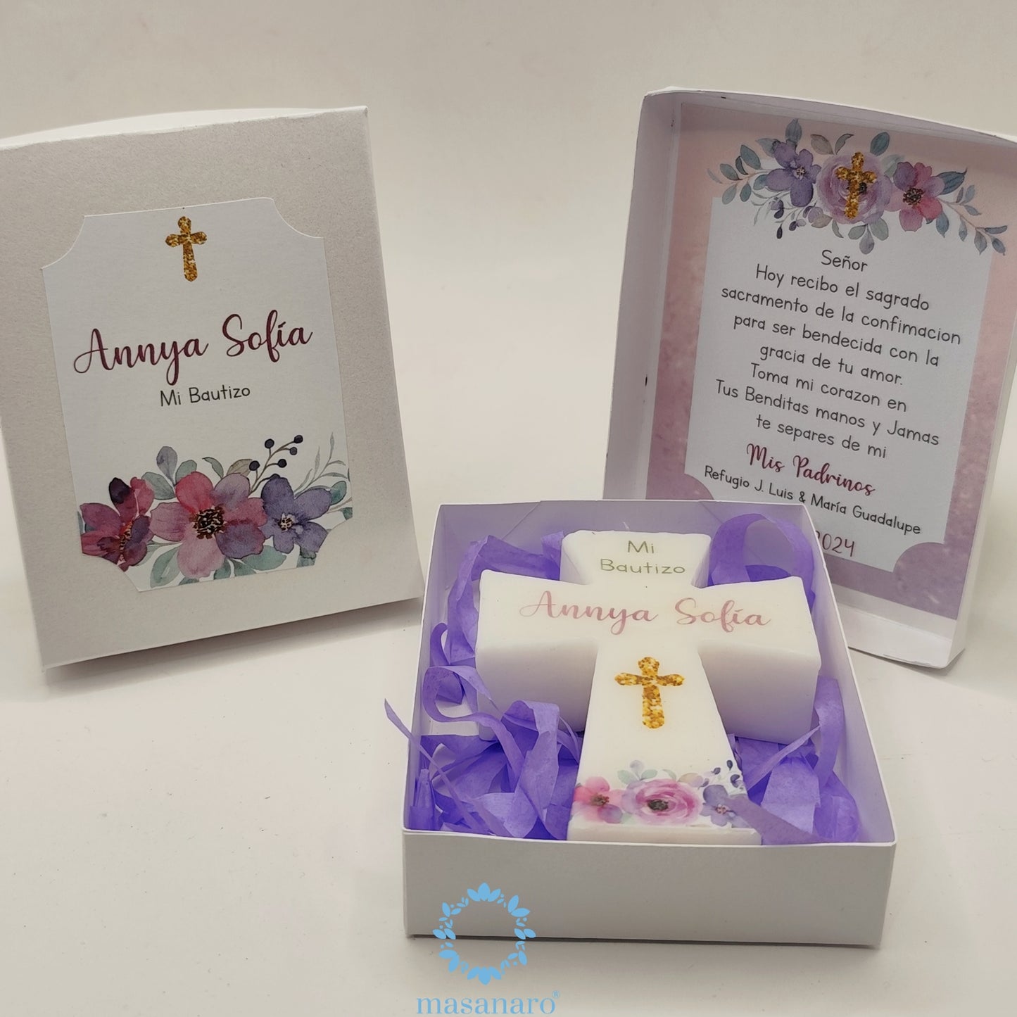 Vela de cruz en caja de cartón. Diseño flores moradas