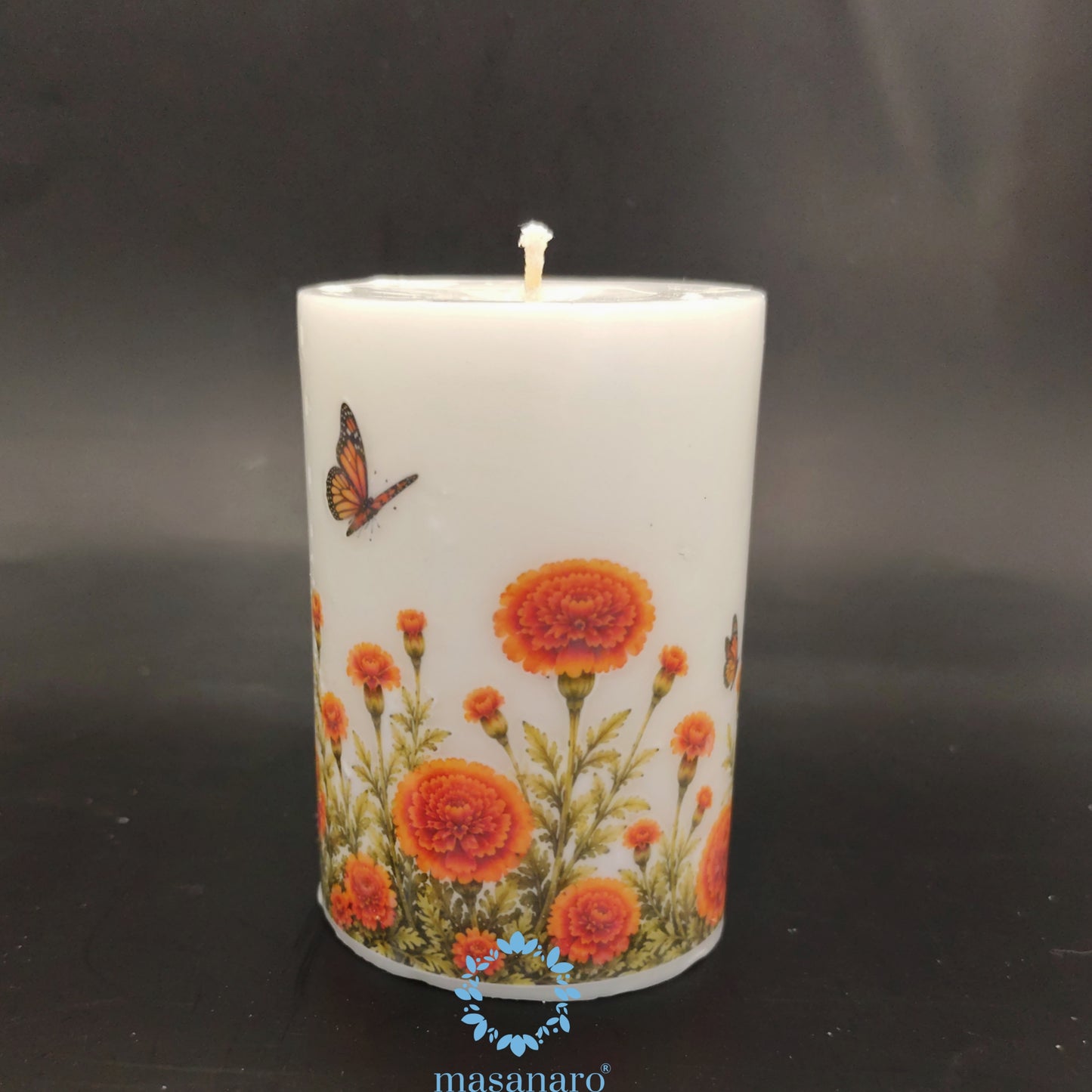 Vela cempasúchil y mariposas monarca