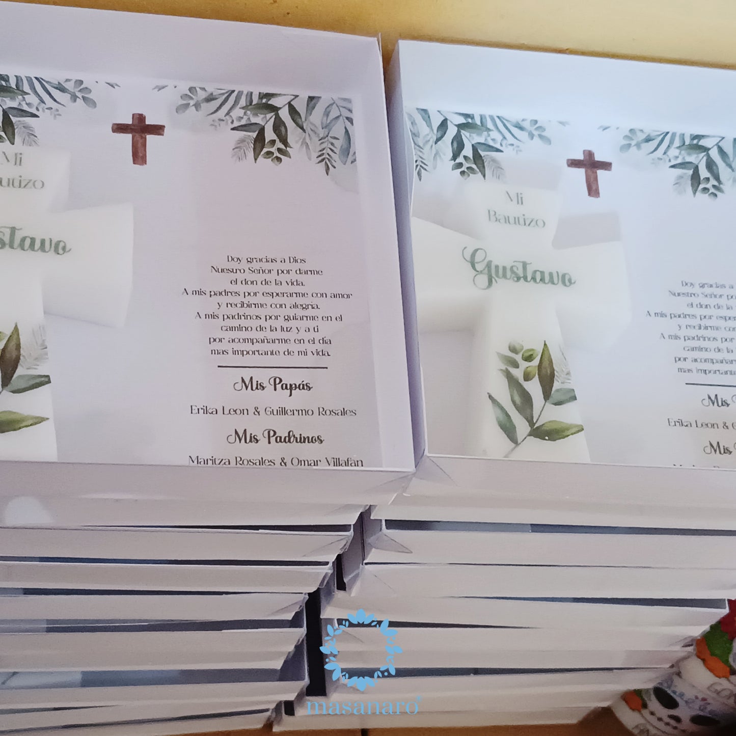 Vela de cruz con caja. Diseño hojas verdes