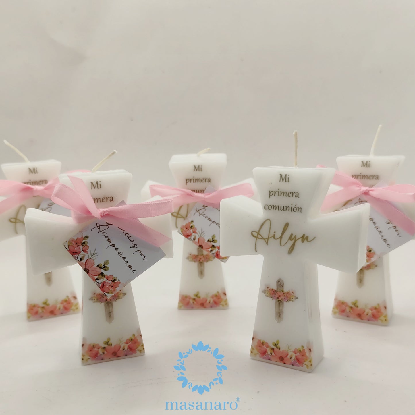 Vela de cruz con diseño de flores rosas