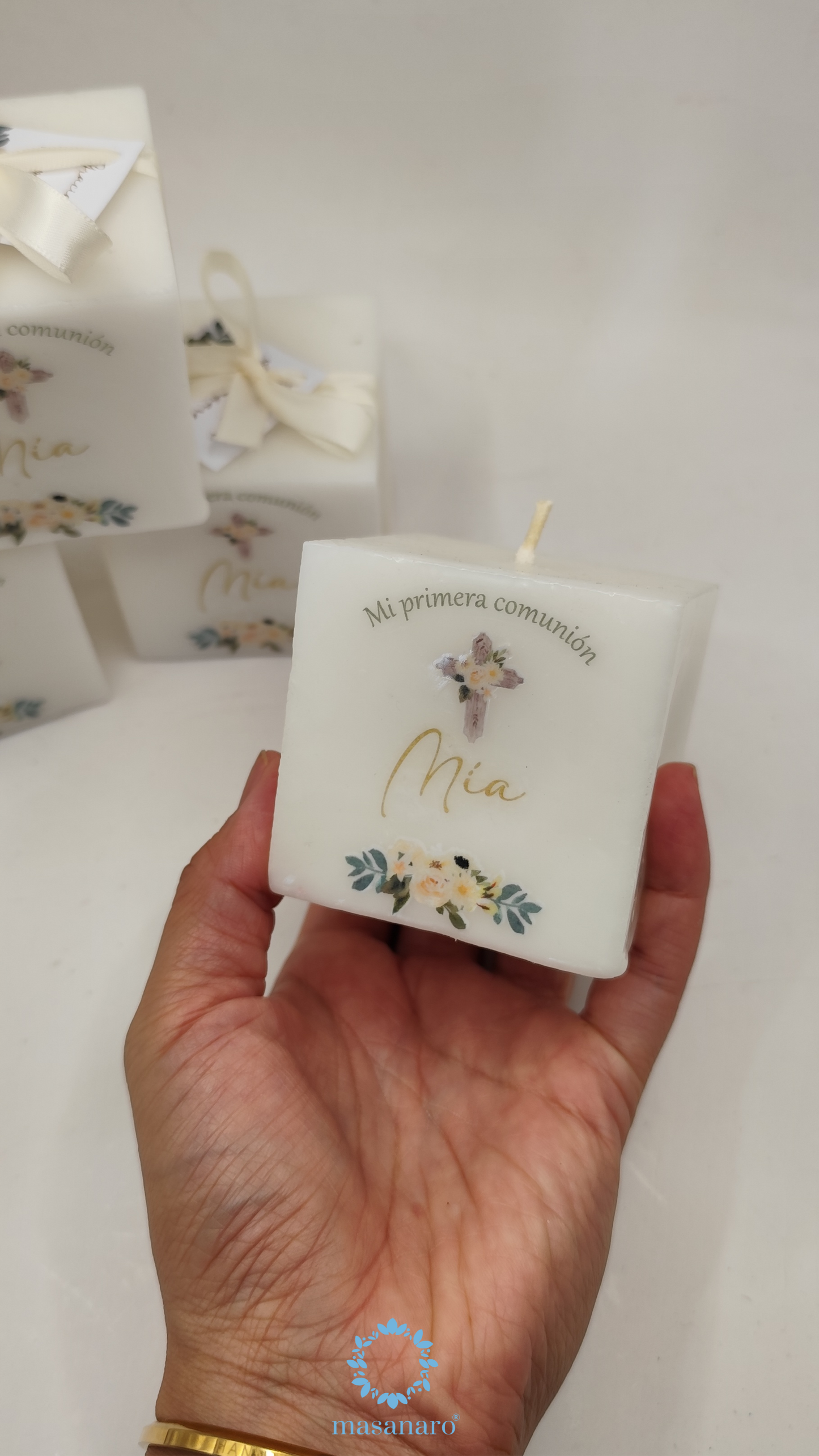 Vela cubo. Diseño flores blancas y cruz de madera