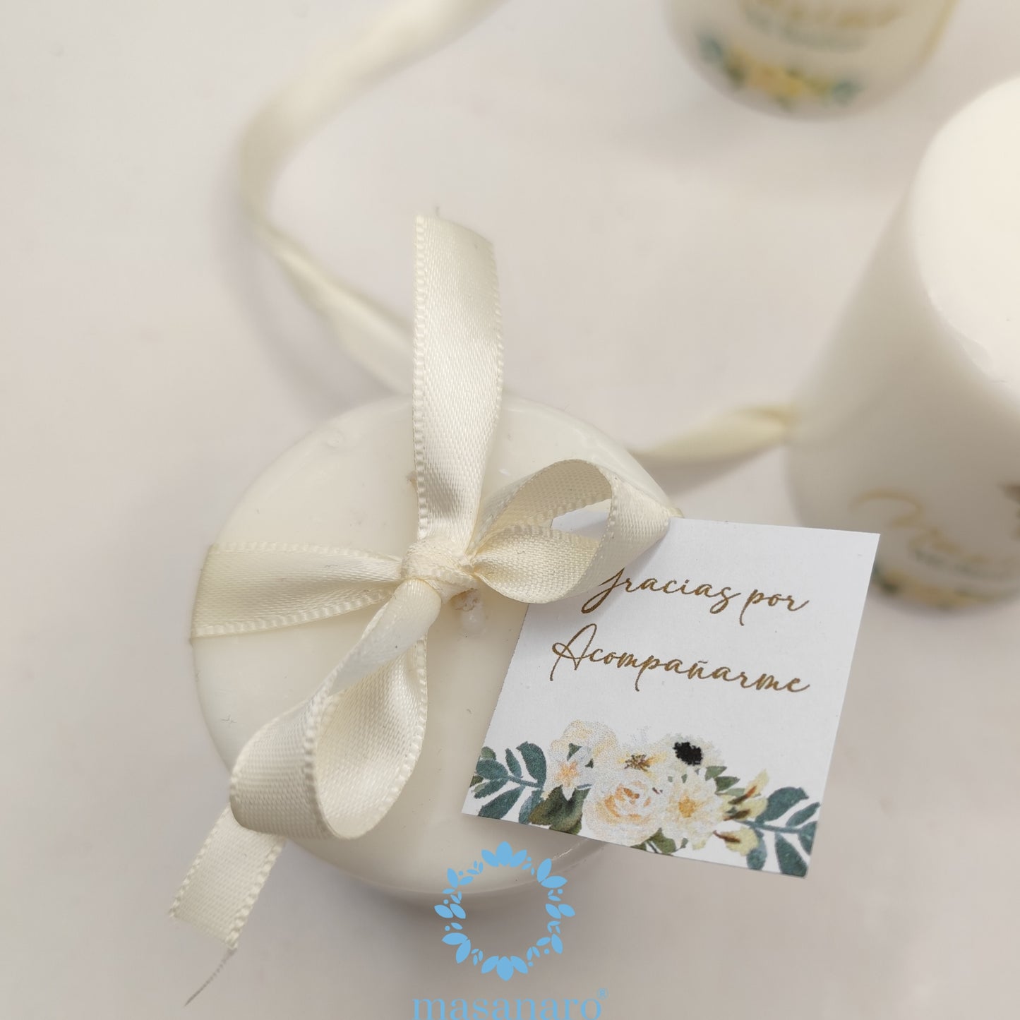 Vela con diseño de flores blancas