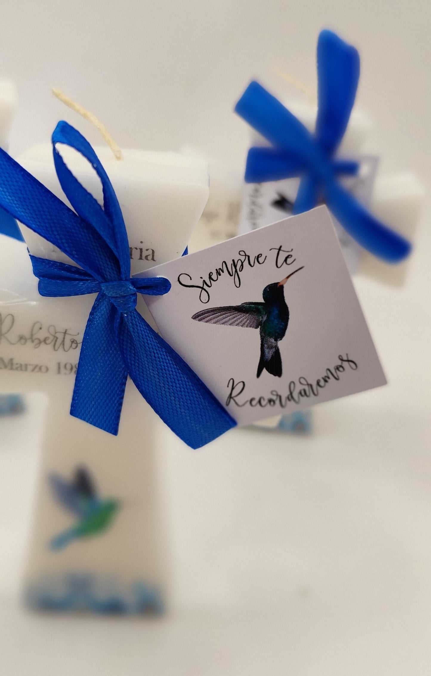 Vela de cruz. Diseño colibrí y flores azules