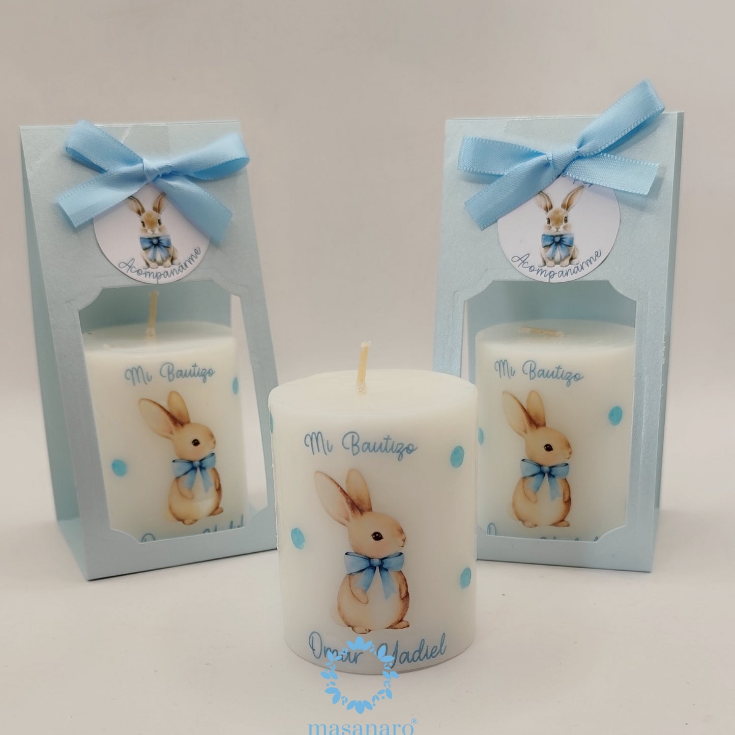 Vela con empaque de cartón. Diseño conejito azul