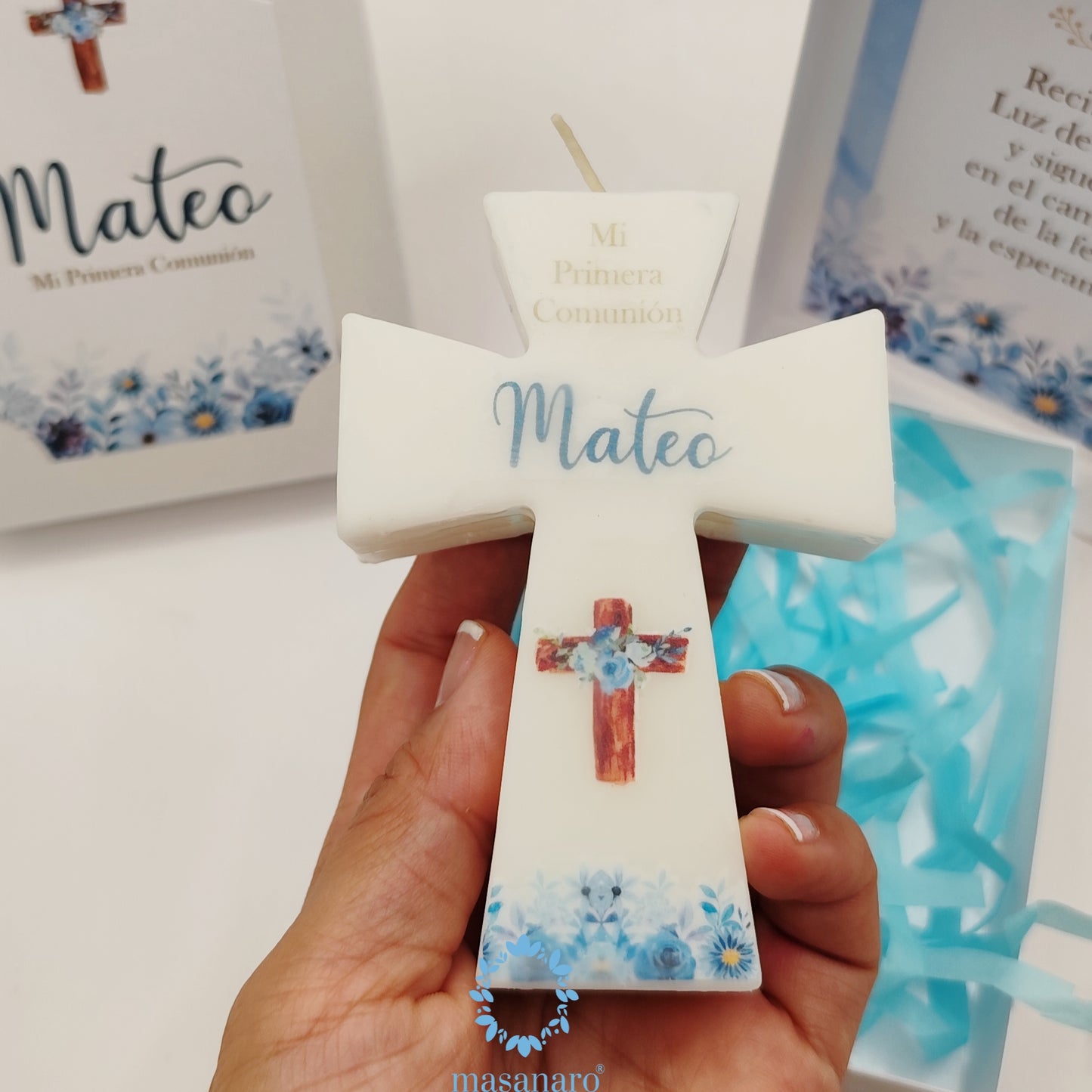 Vela de cruz en caja de cartón. Diseño flores azules