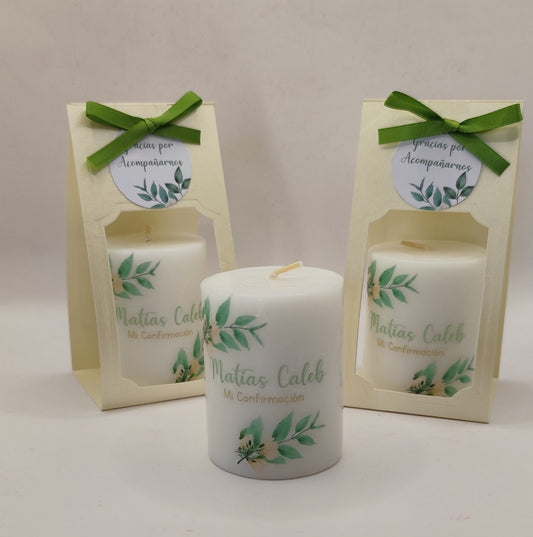 Vela con empaque de cartón. Diseño hojas verdes con flores blancas