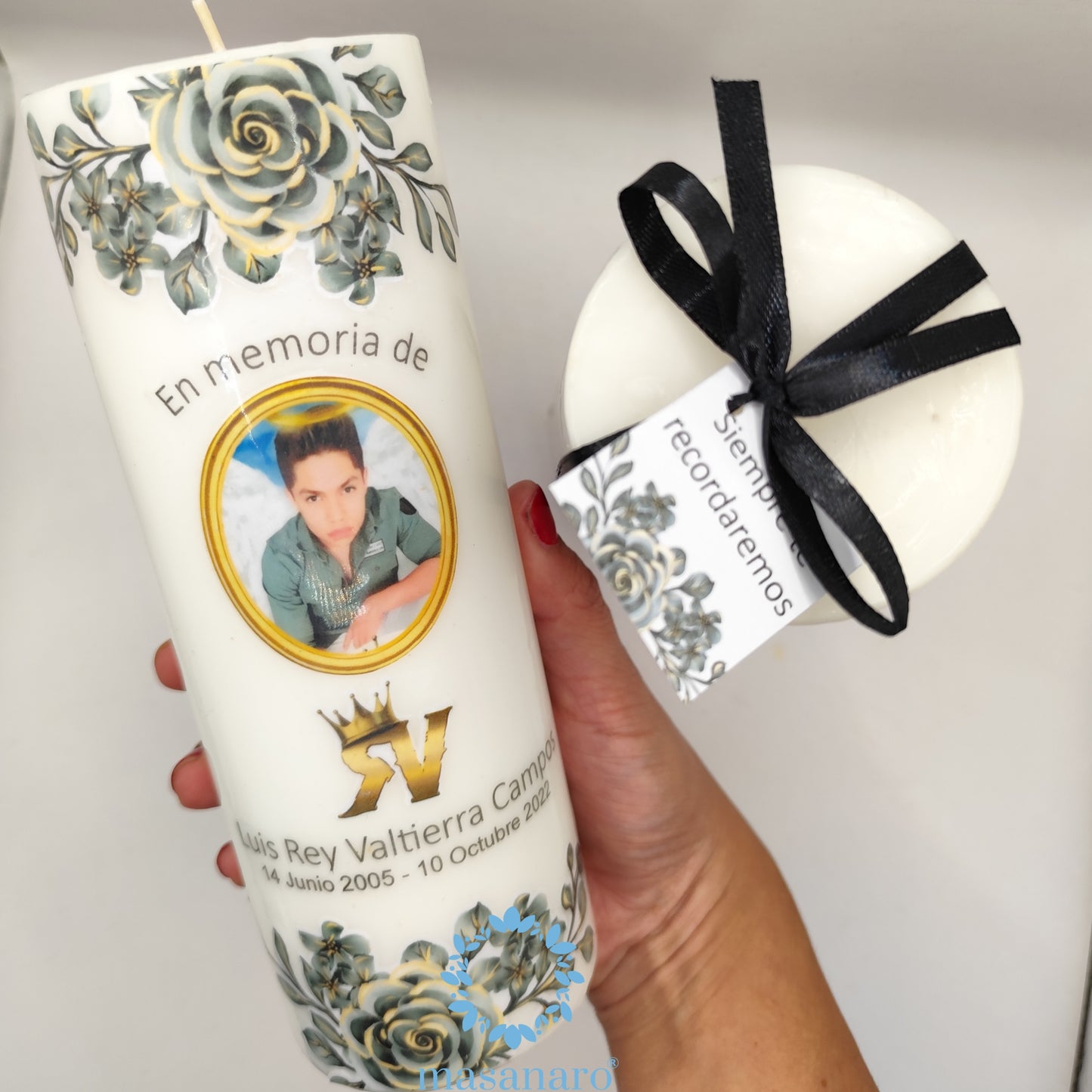 Vela con diseño flores negras.