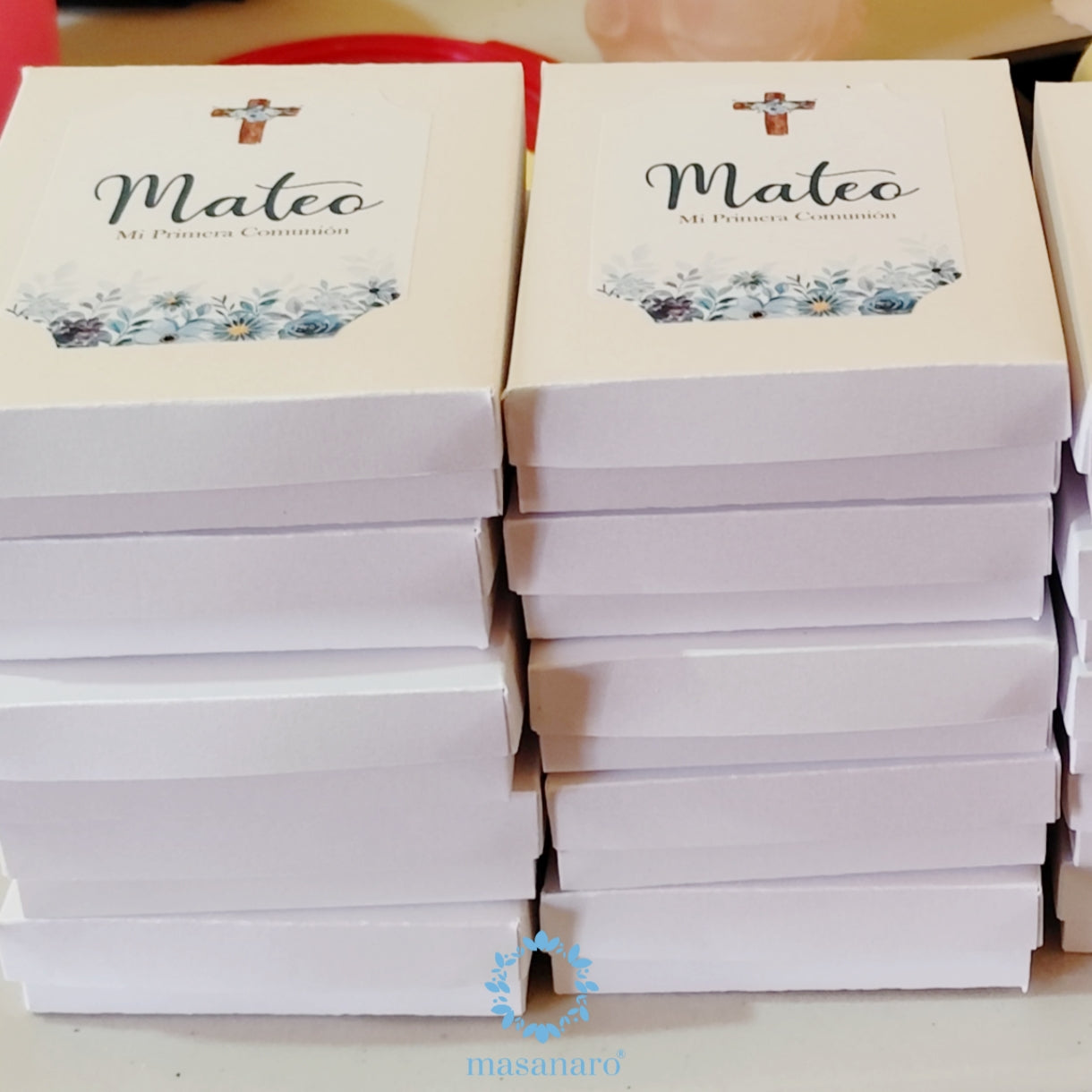 Vela de cruz en caja de cartón. Diseño flores azules