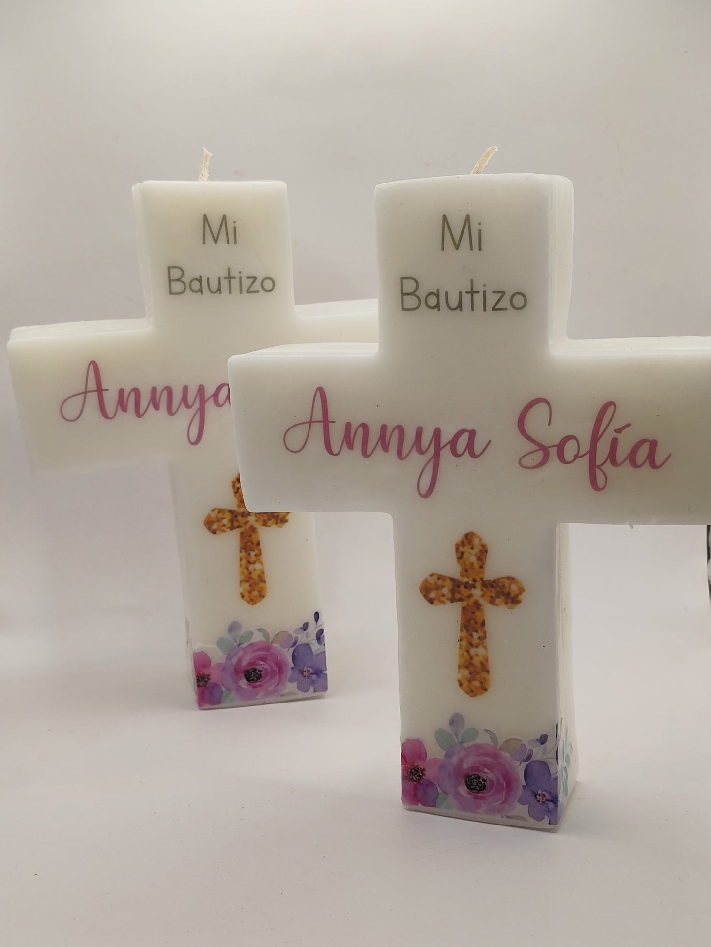 Vela de cruz grande. Diseño flores moradas