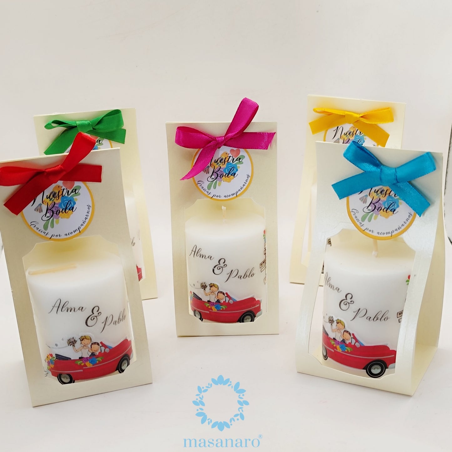 Vela con empaque de cartón. Diseño novios en auto rojo