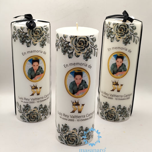 Vela con diseño flores negras.