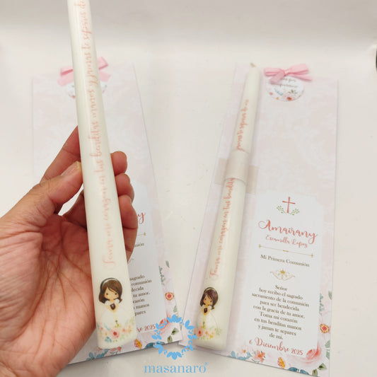 Vela taper con diseño muñequita con flores rosas.