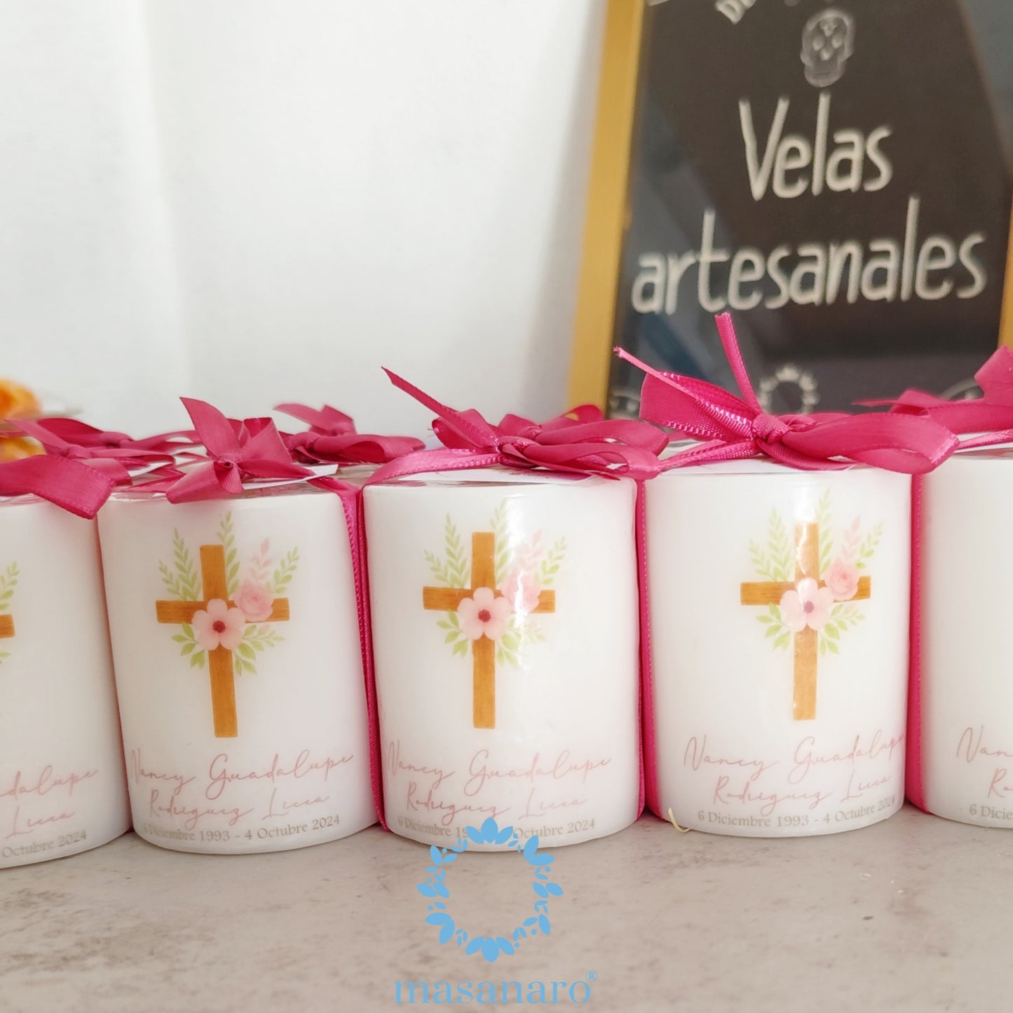 Vela. Diseño cruz madera con flores rosas