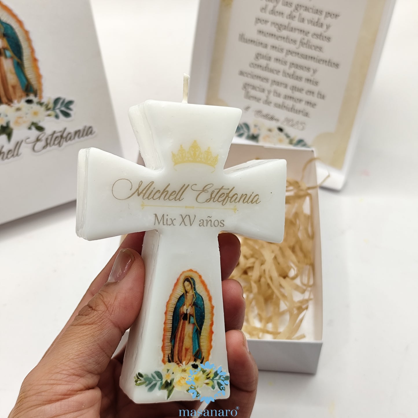 Vela de cruz. Diseño virgen de Guadalupe con flores blancas
