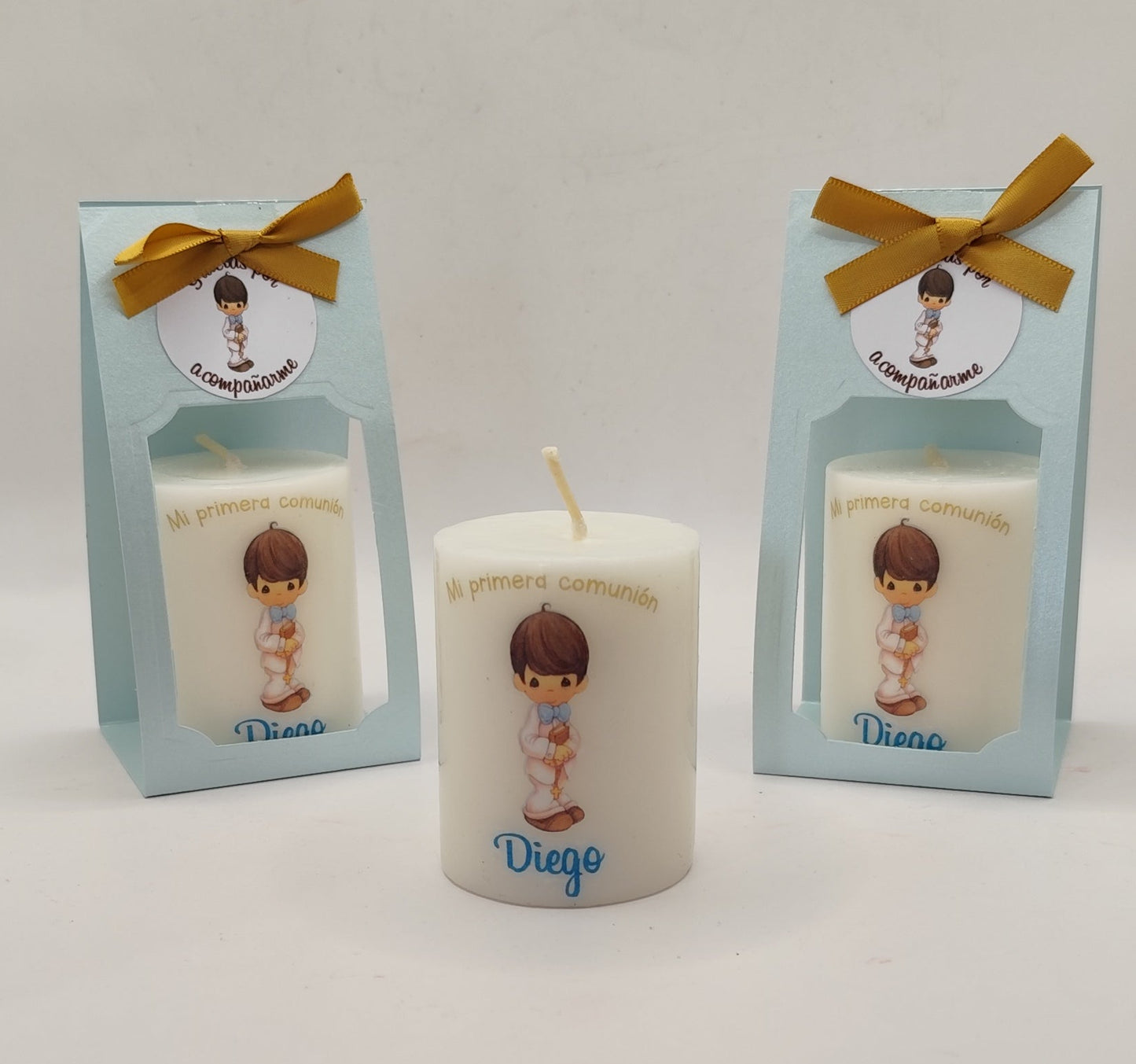 Vela con empaque de cartón. Diseño niño con moño azul