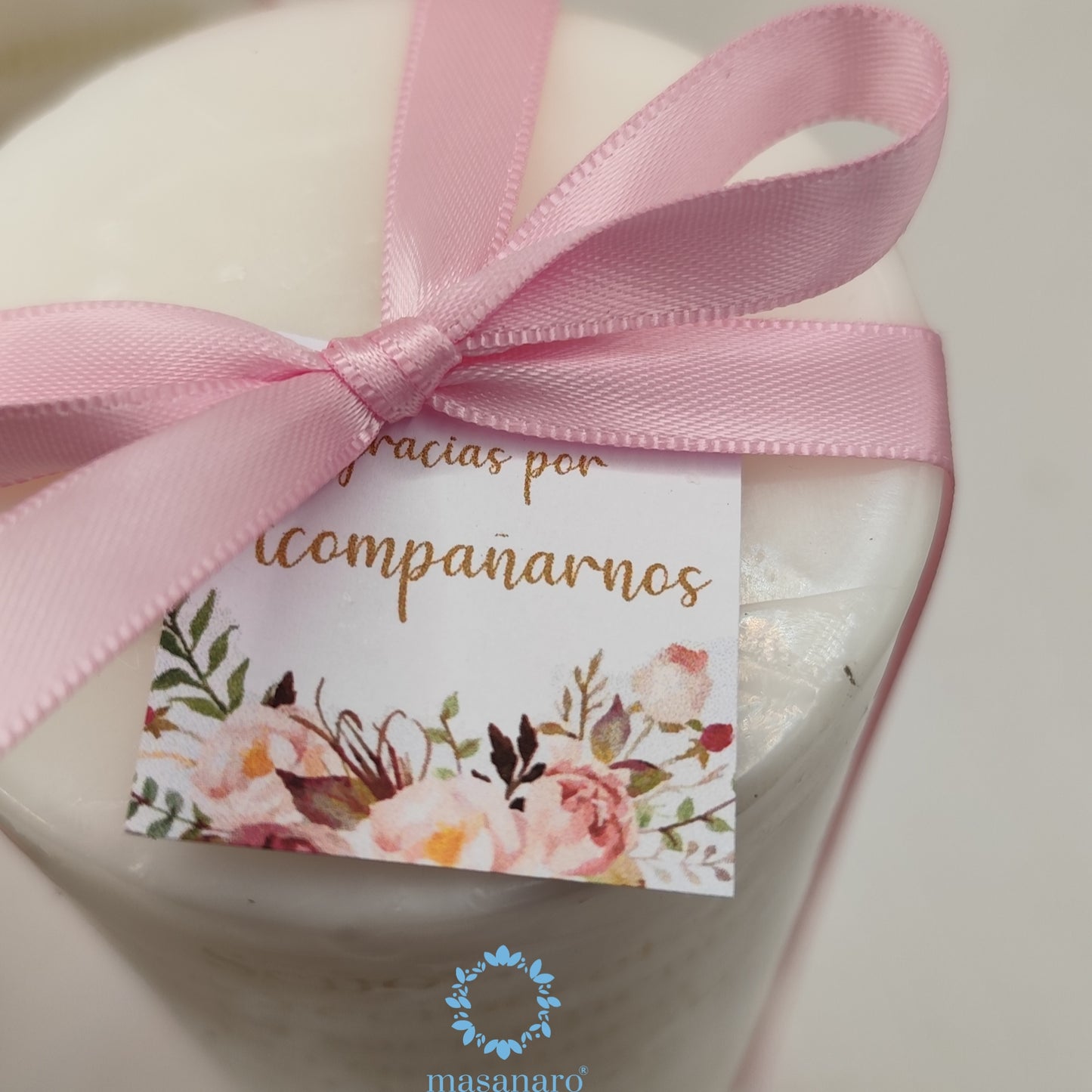 Vela con diseño de muñequita con flores rosas vintage