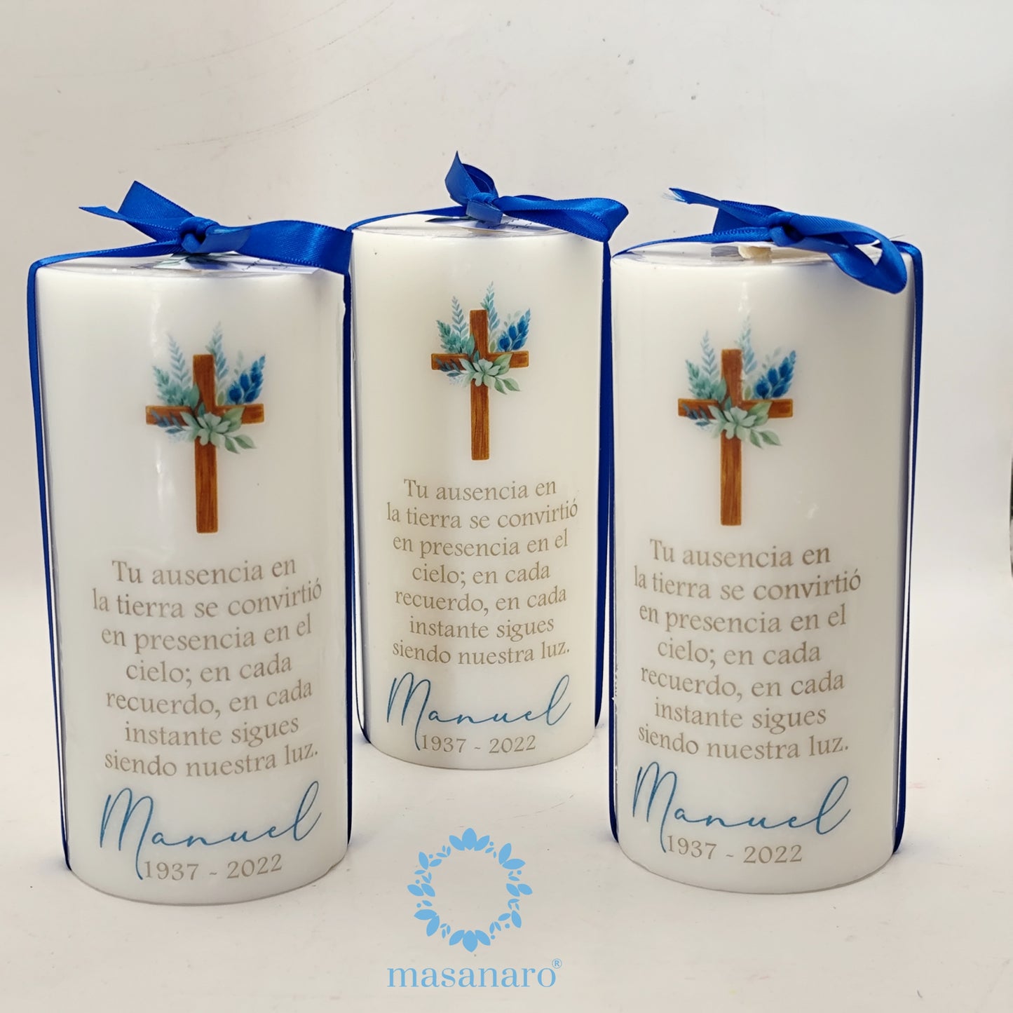 Vela. Diseño cruz con flores azules