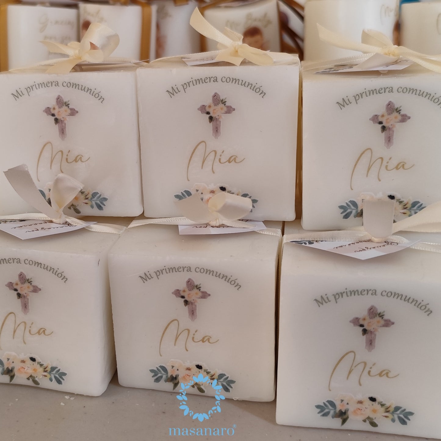 Vela cubo. Diseño flores blancas y cruz de madera