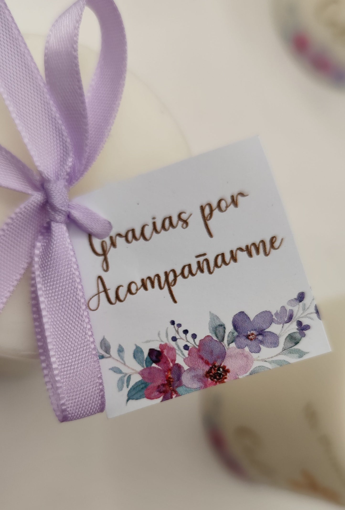 Vela. Diseño flores moradas