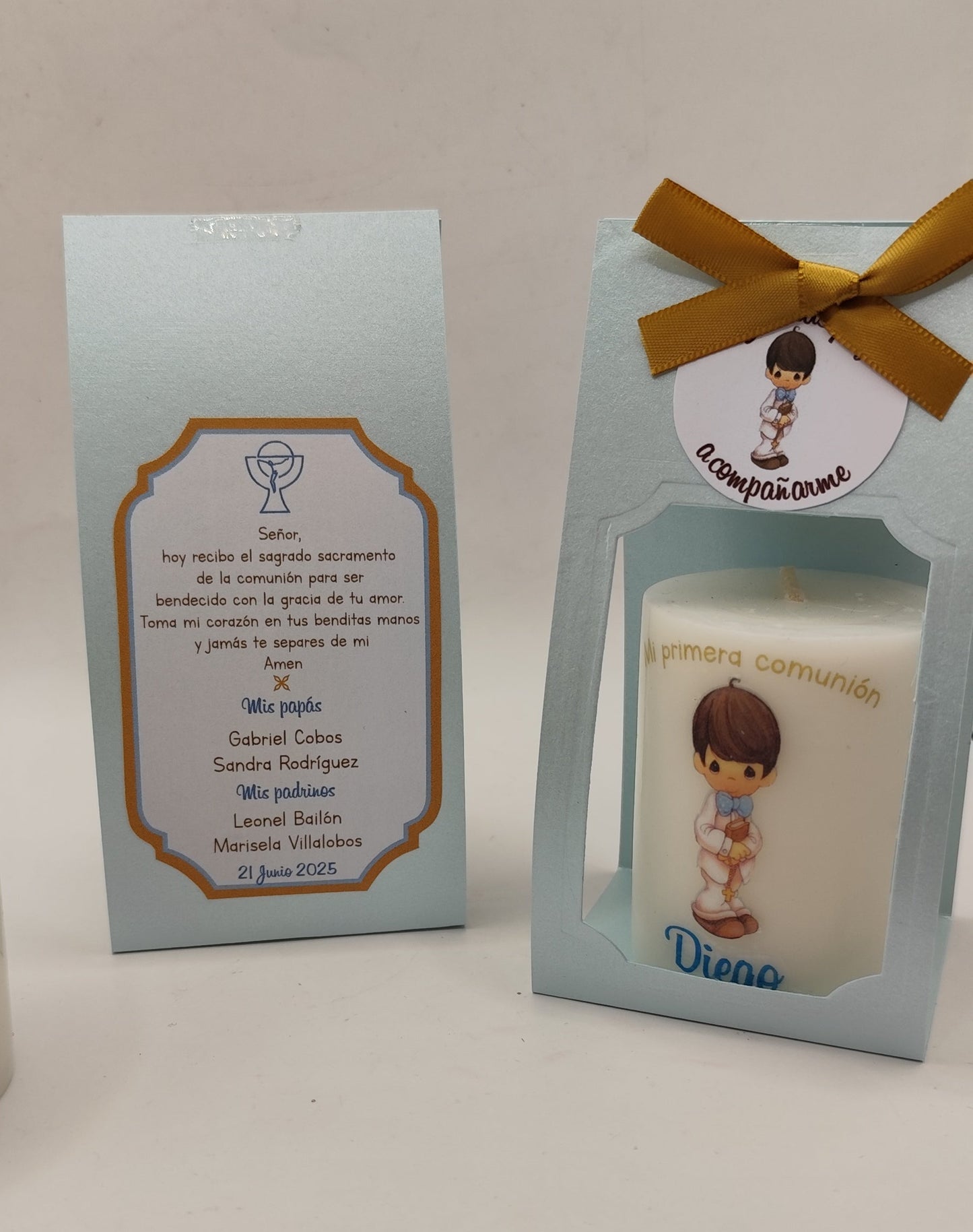 Vela con empaque de cartón. Diseño niño con moño azul