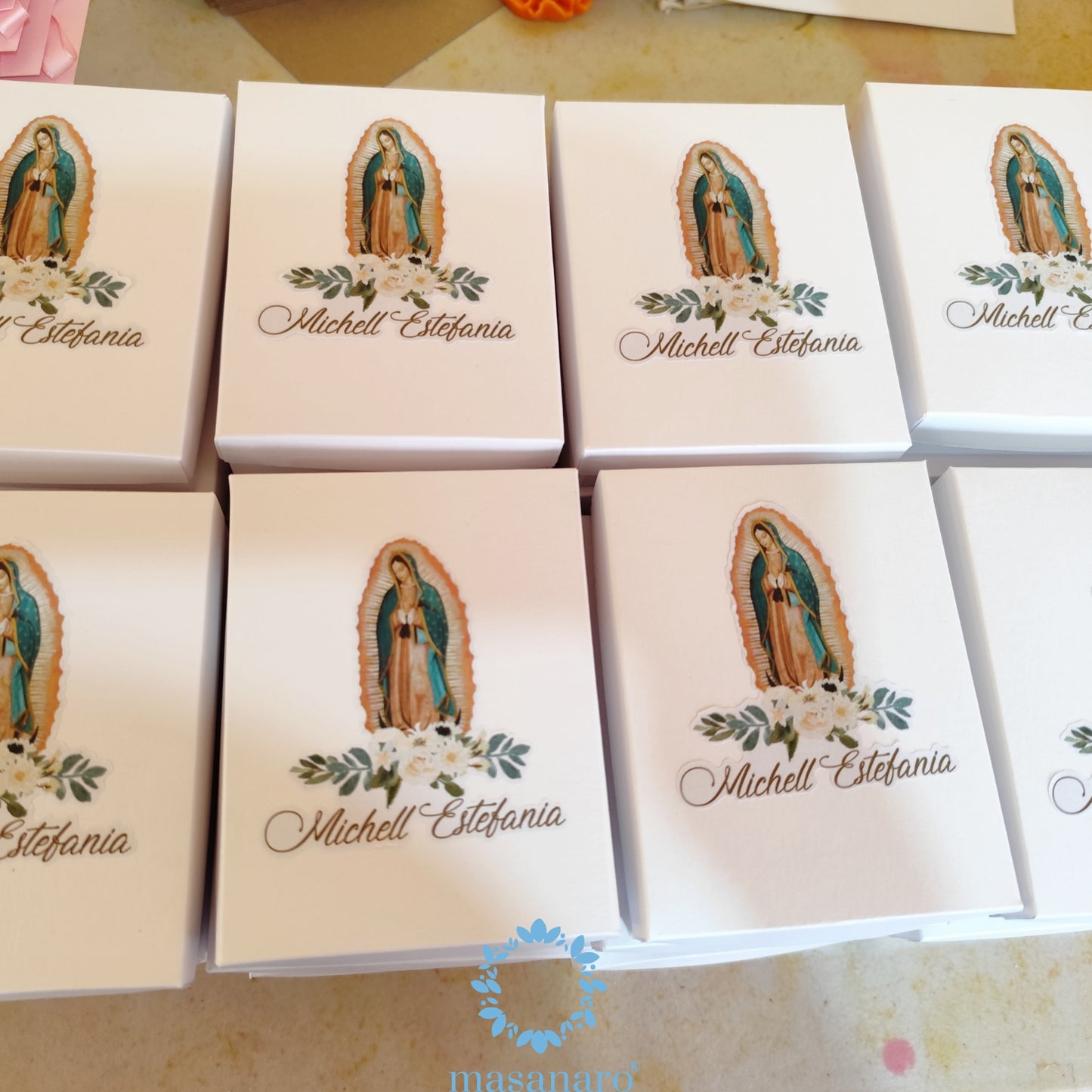 Vela de cruz. Diseño virgen de Guadalupe con flores blancas