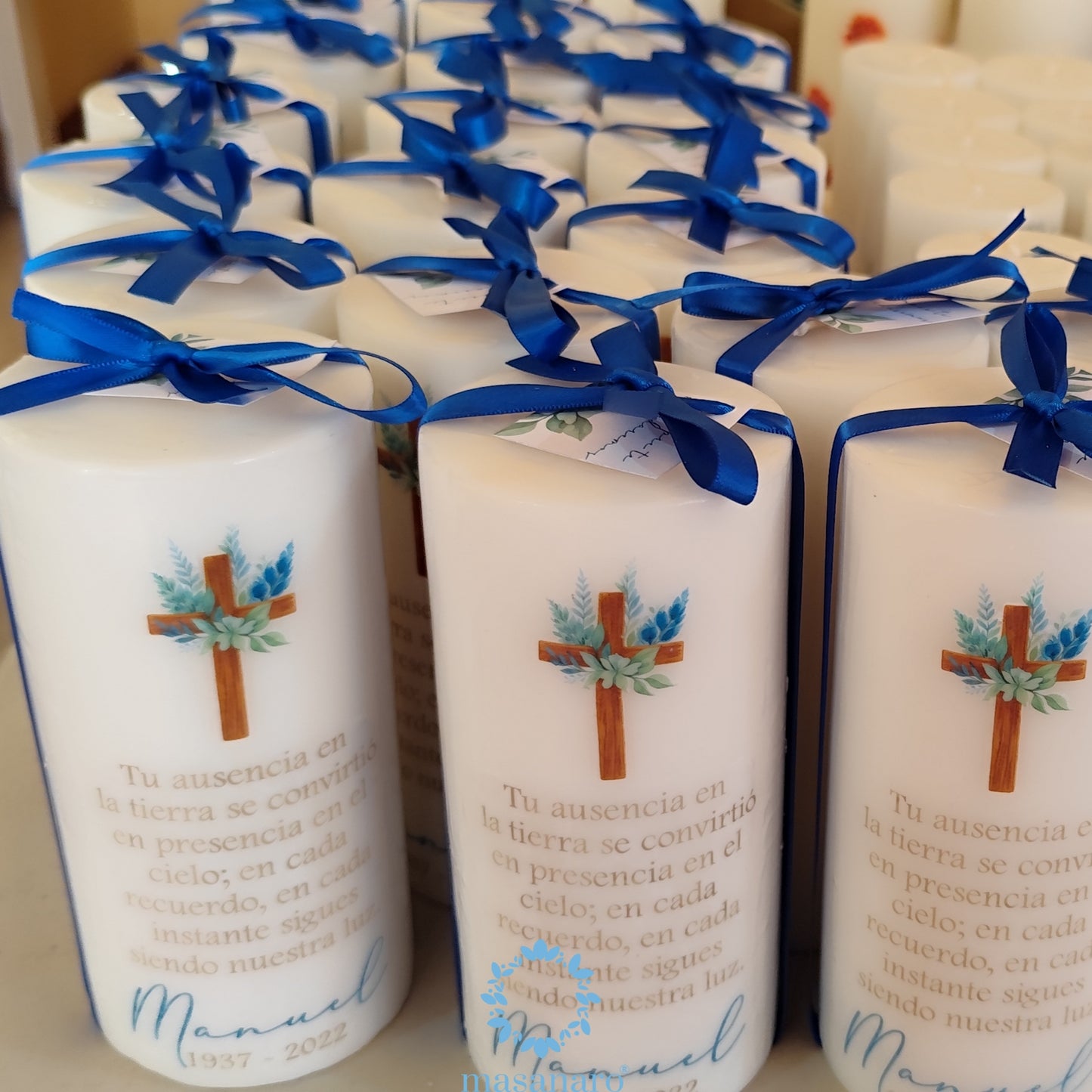 Vela. Diseño cruz con flores azules