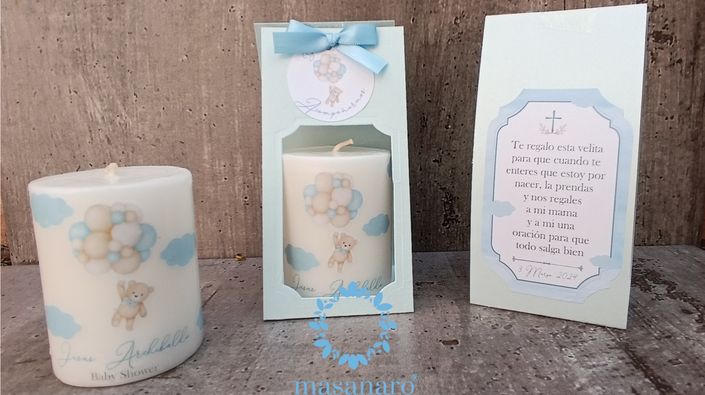 Vela con empaque de cartón. Diseño osito con globos