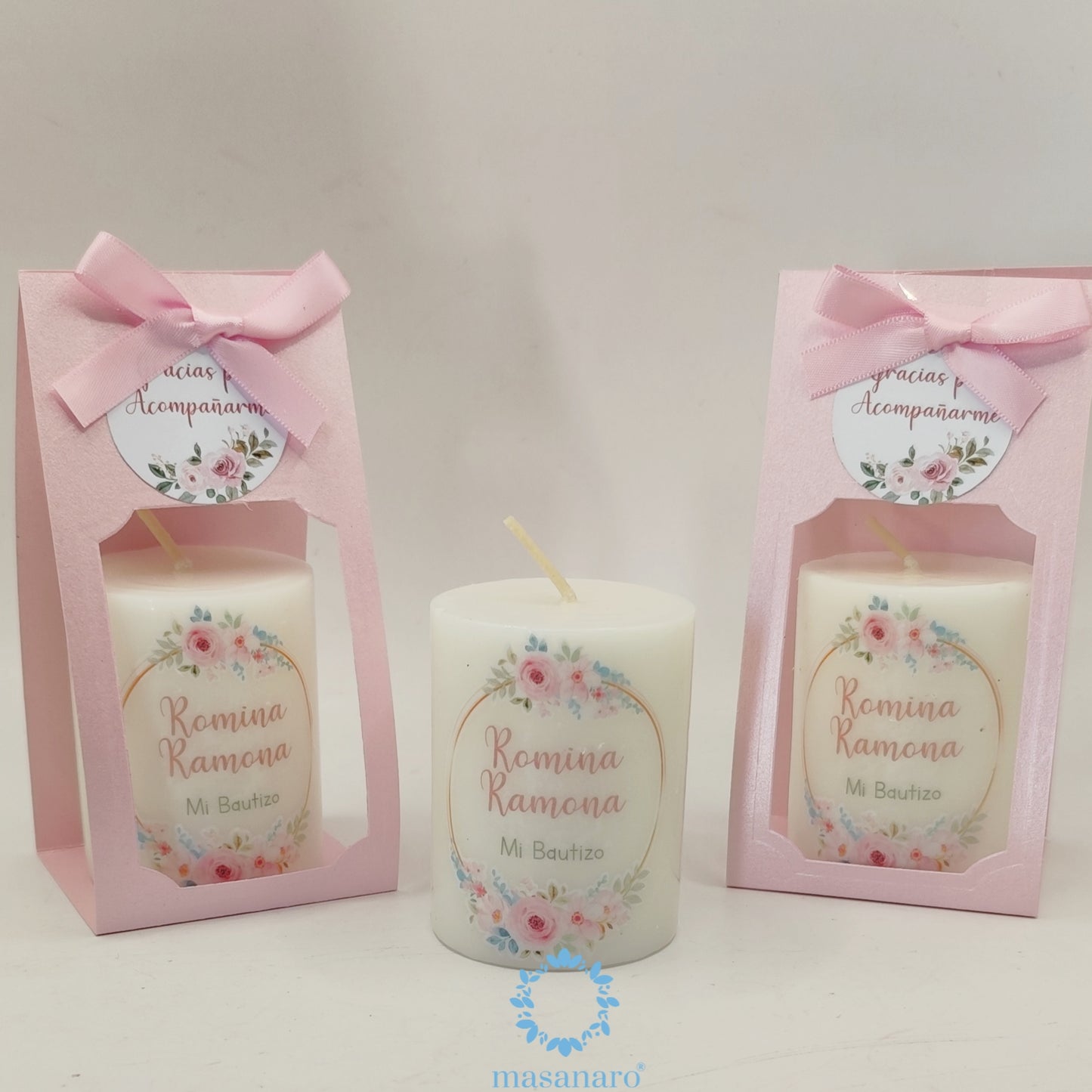 Vela con empaque de cartón. Diseño flores rosas