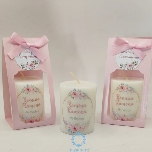 Vela con empaque de cartón. Diseño flores rosas