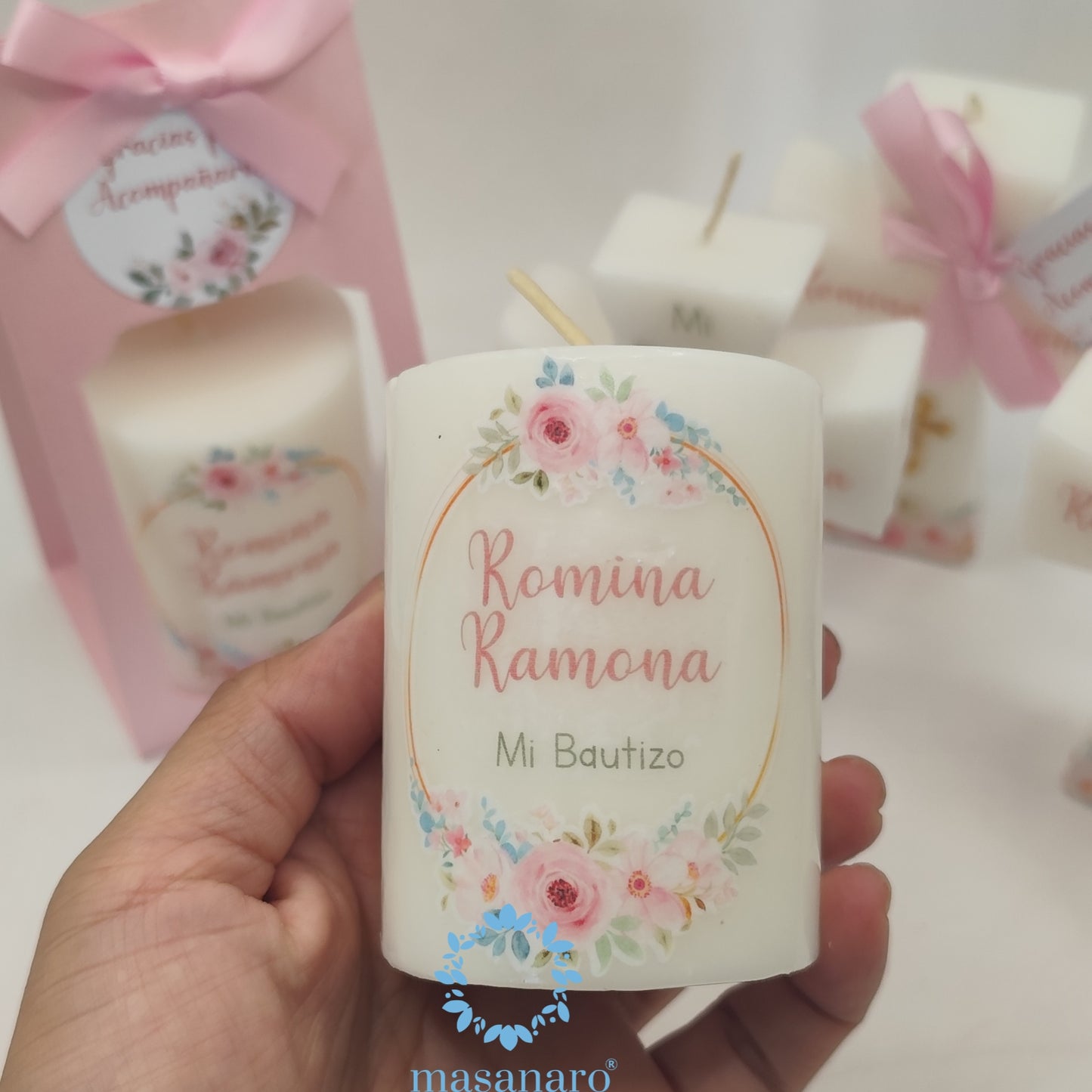 Vela con empaque de cartón. Diseño flores rosas