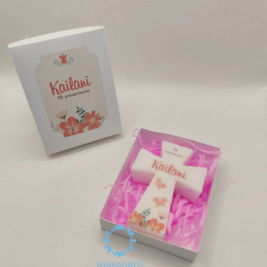 Vela de cruz en caja de cartón. Diseño Flores rosas y mariposas