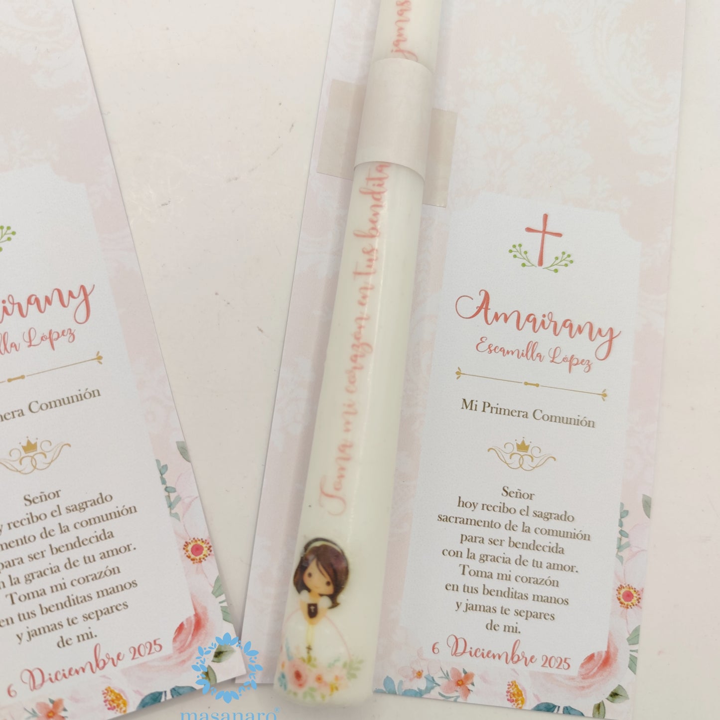 Vela taper con diseño muñequita con flores rosas.
