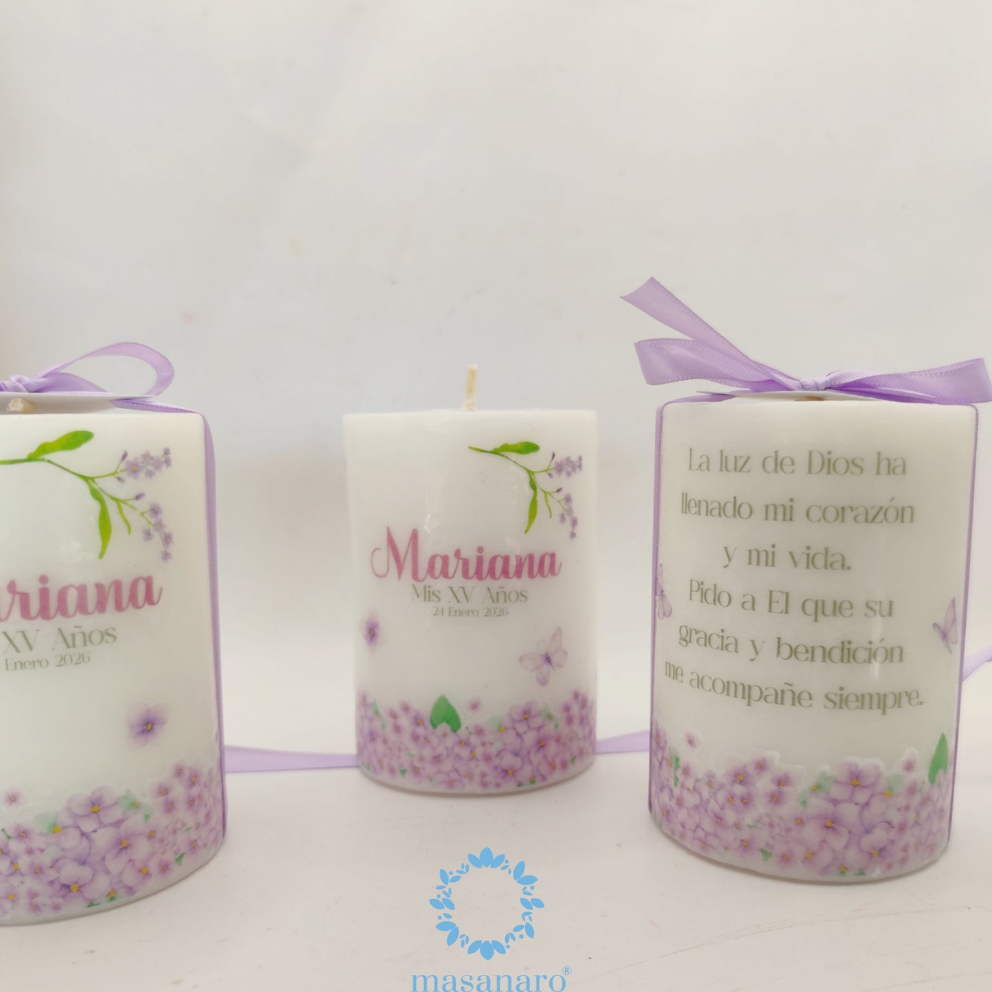 Vela con diseño flores moradas