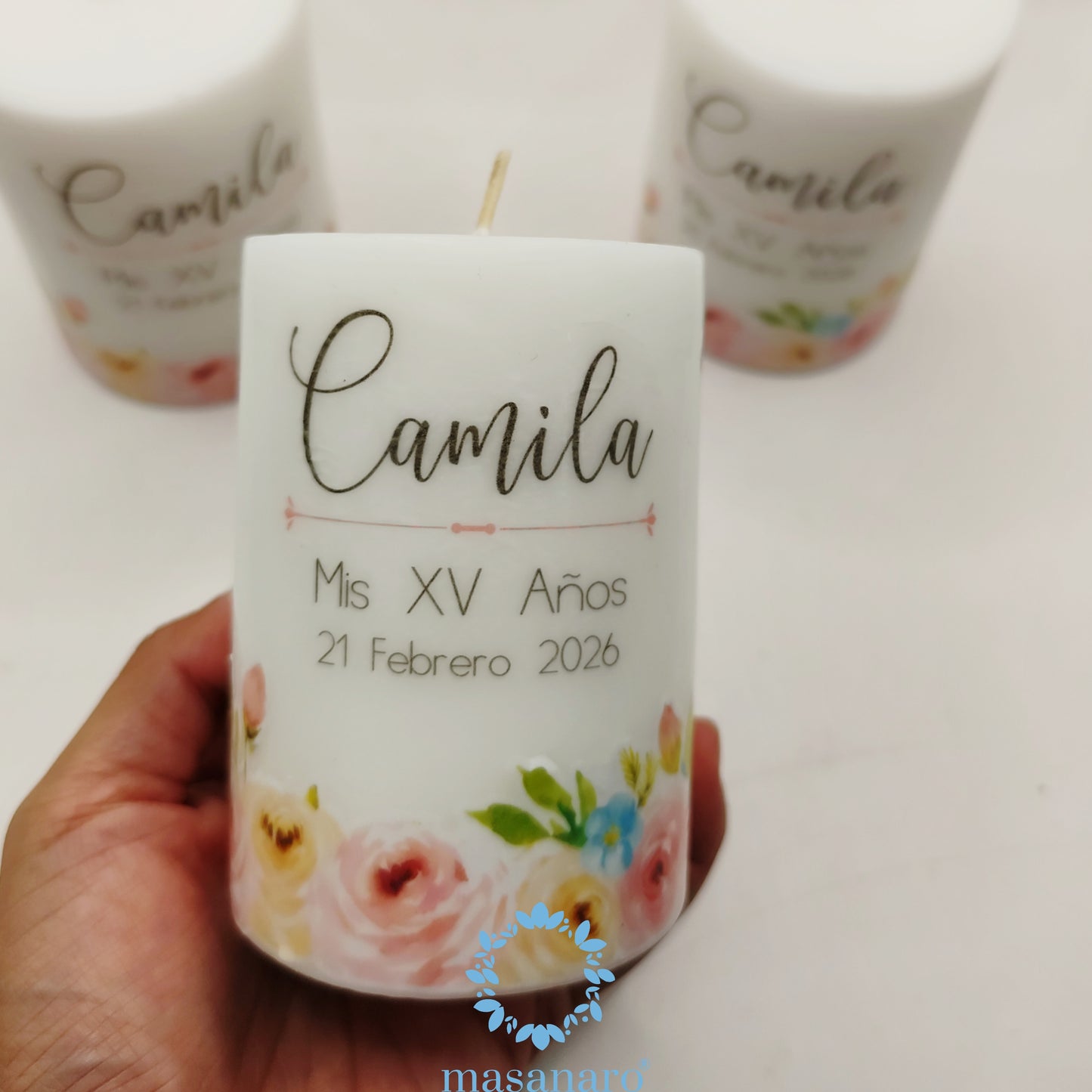Vela con diseño de flores rosas