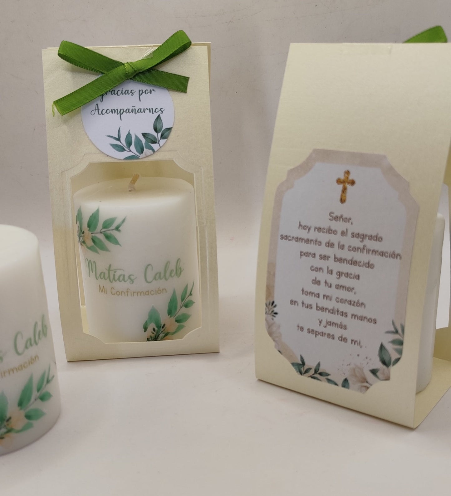 Vela con empaque de cartón. Diseño hojas verdes con flores blancas