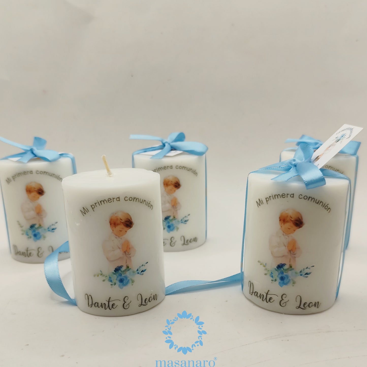 Vela con diseño Niño con flores azules