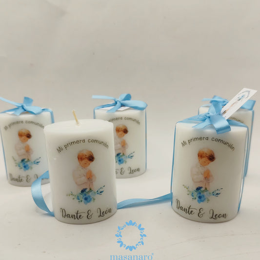 Vela con diseño Niño con flores azules