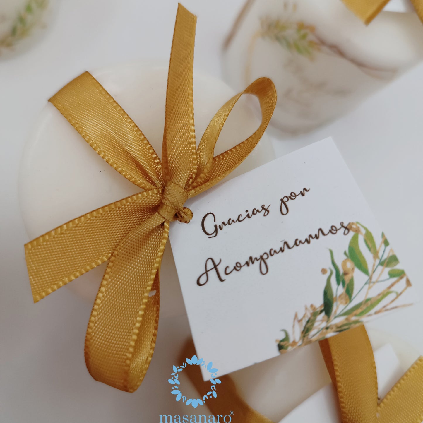 Vela con diseño hojas verdes