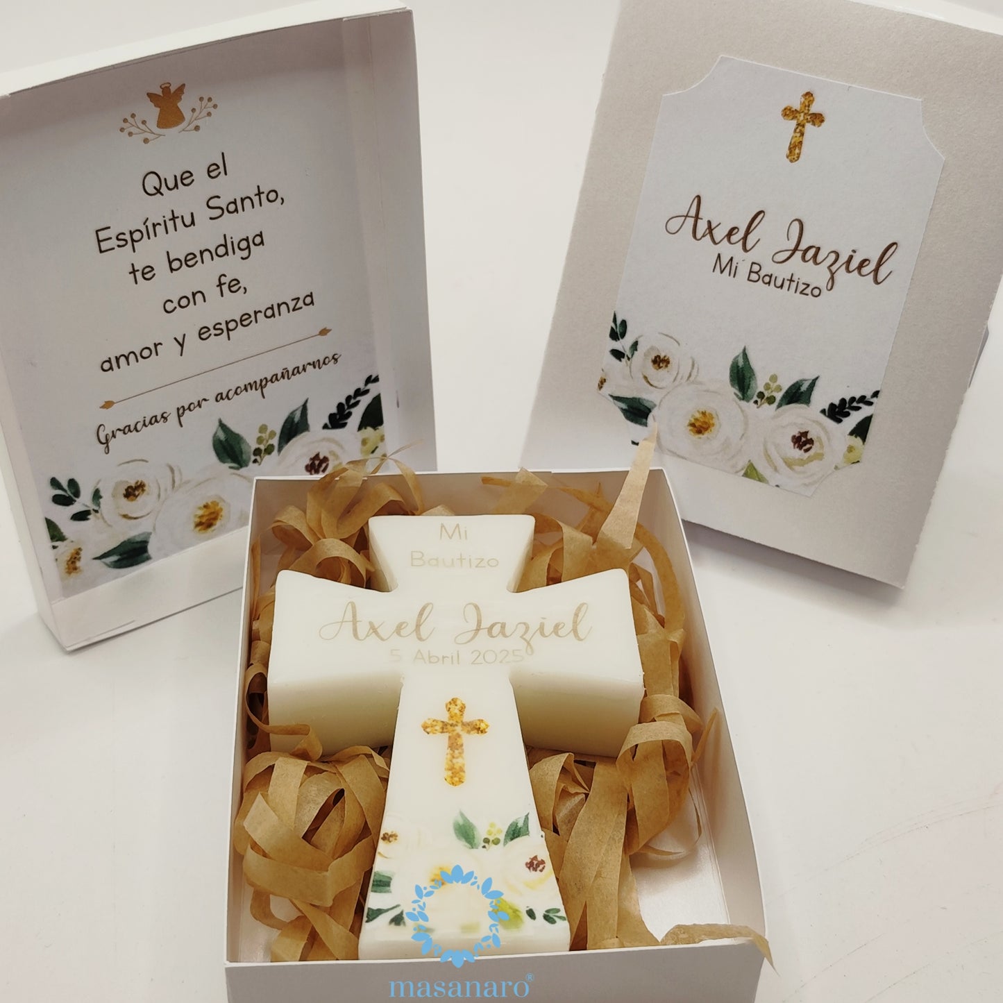 Vela de cruz en caja de carton. Diseño Flores blancas