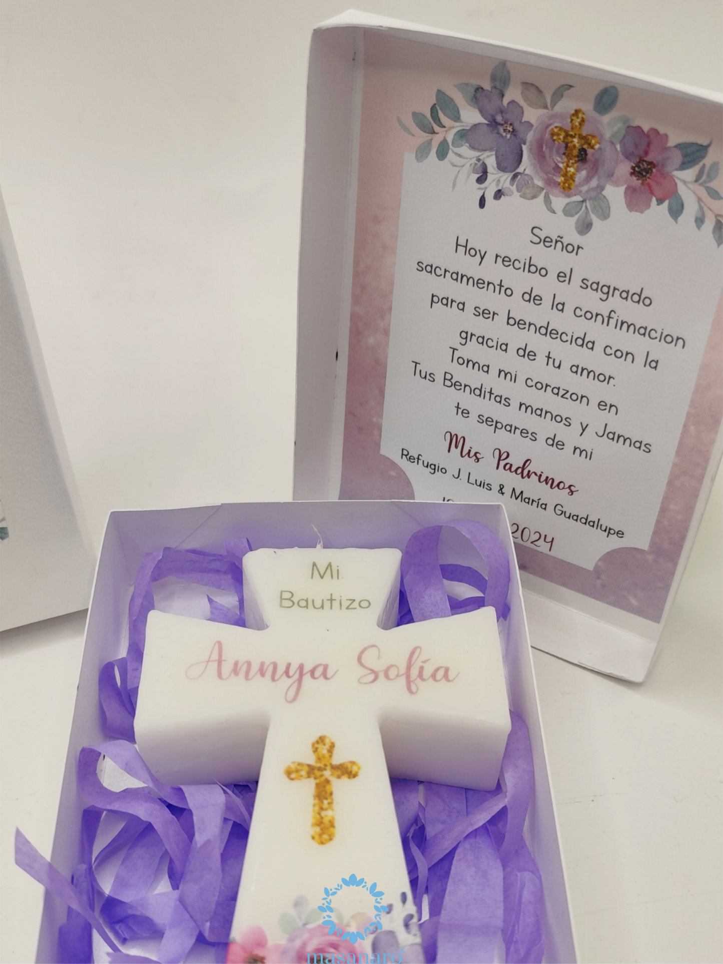 Vela de cruz en caja de cartón. Diseño flores moradas