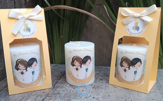 Vela con empaque de cartón. Diseño niña y niño olivo