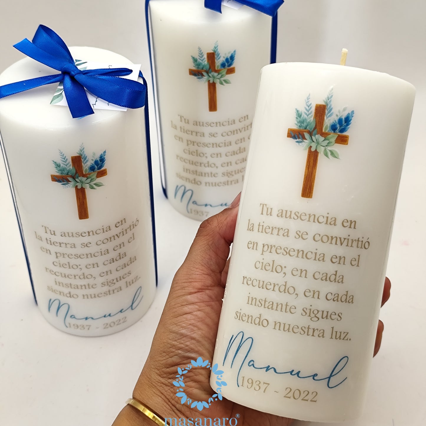 Vela. Diseño cruz con flores azules