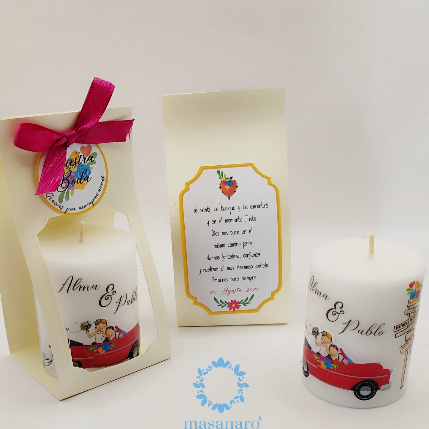 Vela con empaque de cartón. Diseño novios en auto rojo