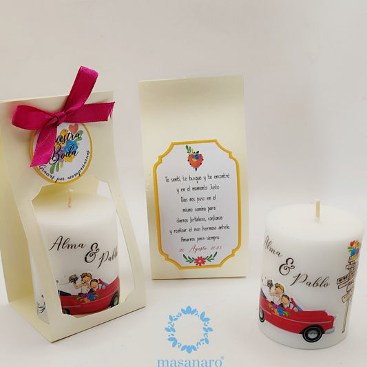 Vela con empaque de cartón. Diseño novios en auto rojo
