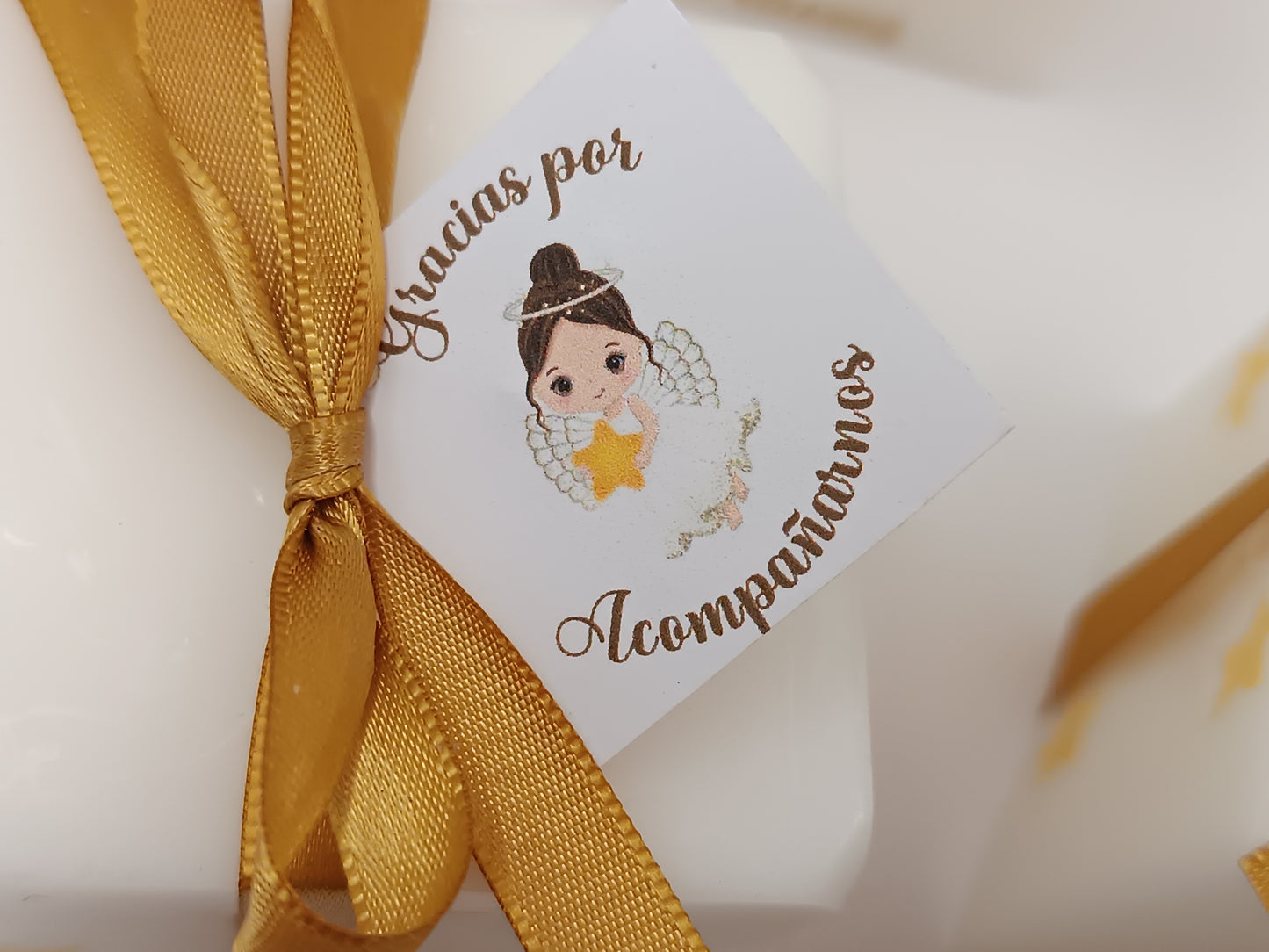 Vela cubo. Diseño angelita dorada