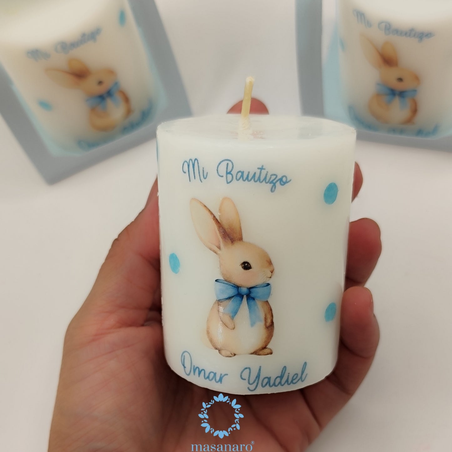 Vela con empaque de cartón. Diseño conejito azul