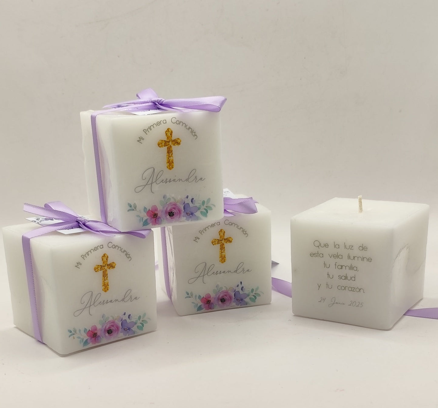 Vela cubo. Diseño flores moradas