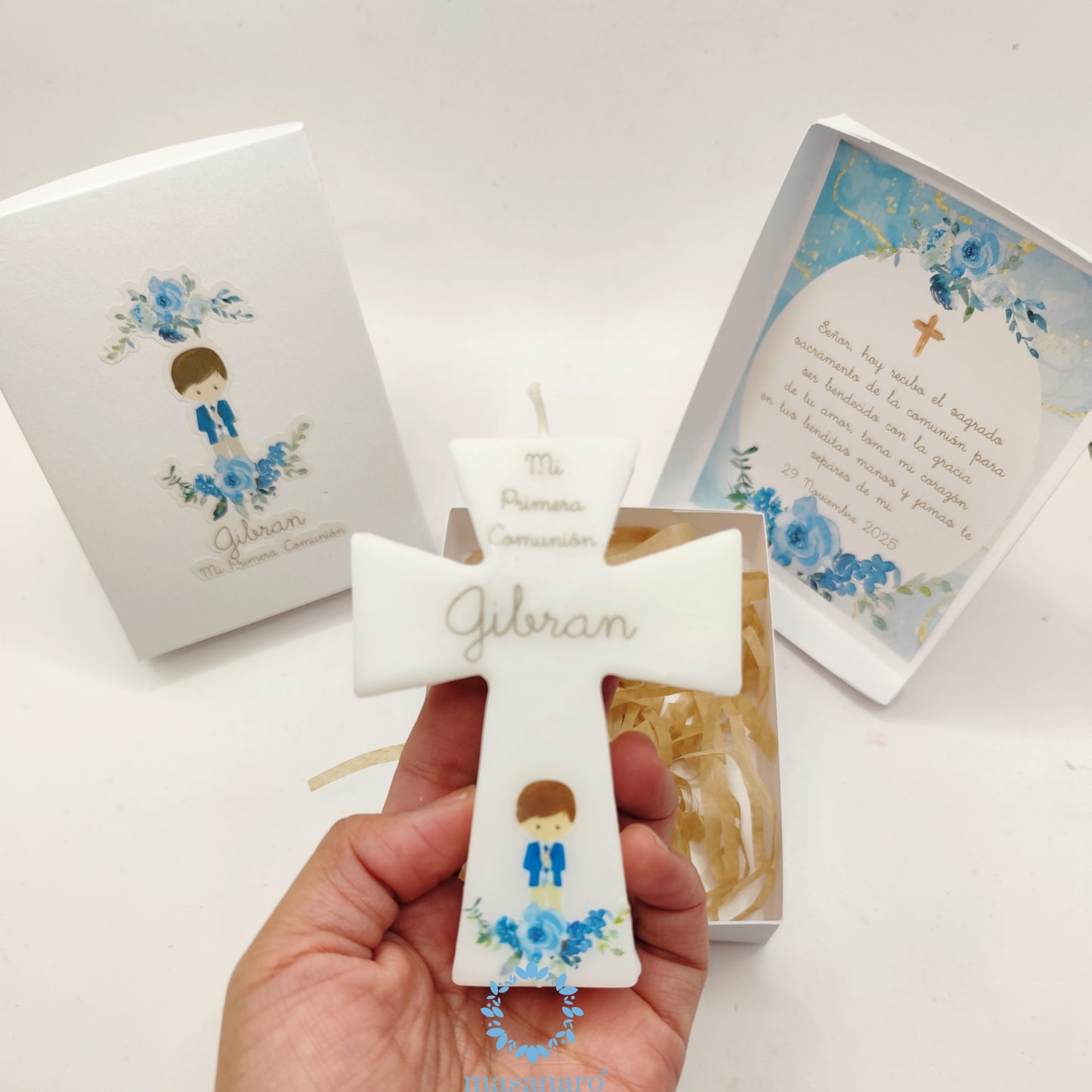 Vela de cruz en caja de cartón. Diseño Niño con flores azules
