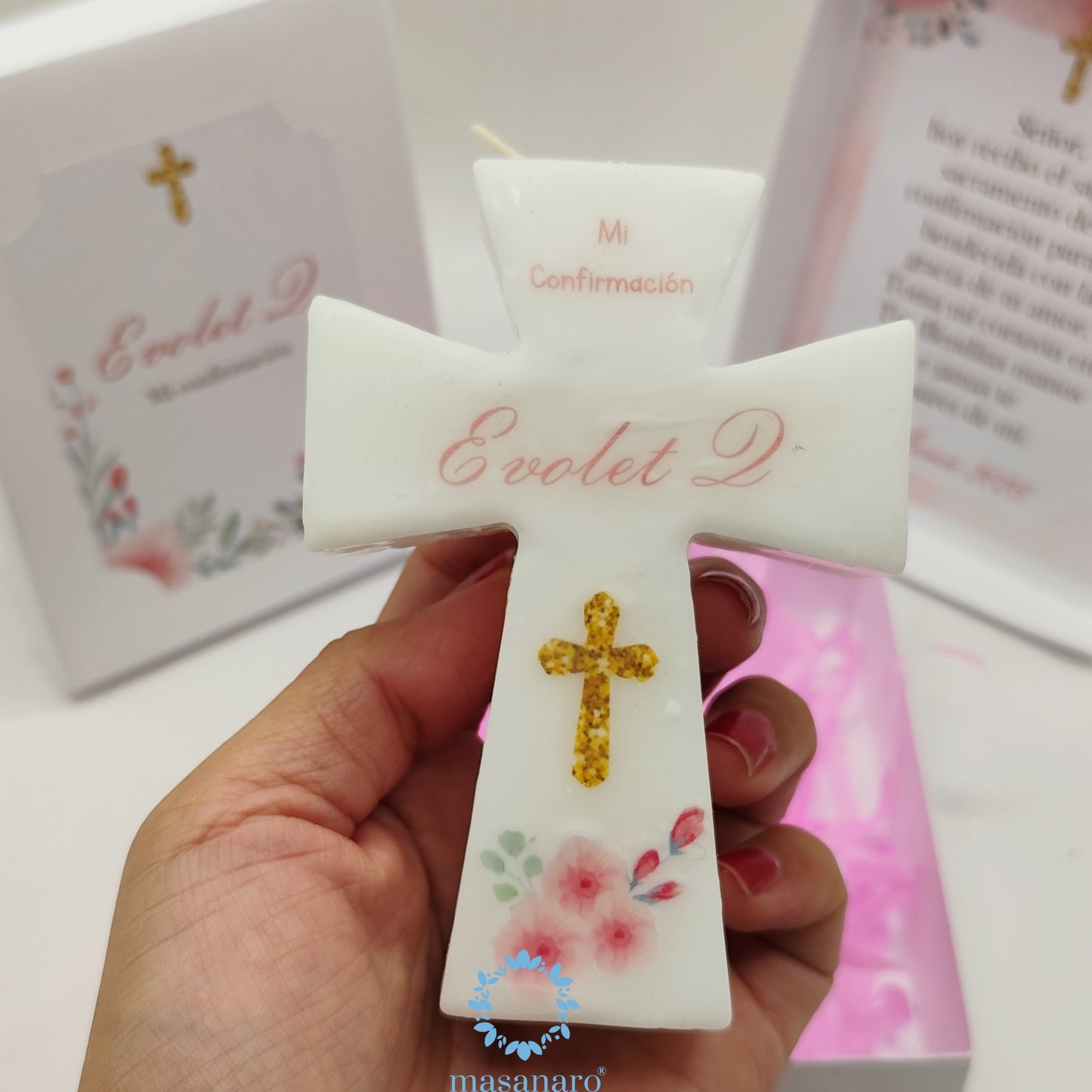 Vela de cruz en caja de cartón. Diseño flores rosas